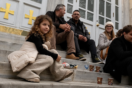 People eat in the garden of the Church of the Holy Trinity after the Kalanda walk. Zografyon Greek High School Principal Yani Demircioglu held a kalanda walk with his students on December 24, 2025, as part of Christmas celebrations. Demircioglu, who played Christmas songs on the accordion, was accompanied by his students and the Greek Orthodox community. The event ended in the garden of the Aya Triada Church in Taksim. Kalanda or Kalanta is the Greek name given to the tradition of singing hymns on Christmas Eve.