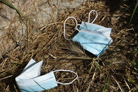 Discarded face masks lie on the ground during the coronavirus crisis.
At this time of the corona virus contagion, latex gloves and surgical masks are abandoned by people in parking lots, grassy fields, playgrounds and on the streets.