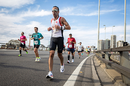 A group of runners crosses the Illia road towards the finish line of the Buenos Aires Marathon. Nine thousand people filled the city streets during the 42K Buenos Aires Marathon. The international competition recovered all its splendor with more than 1,600 foreign runners, mostly from Brazil, Uruguay, and Chile.