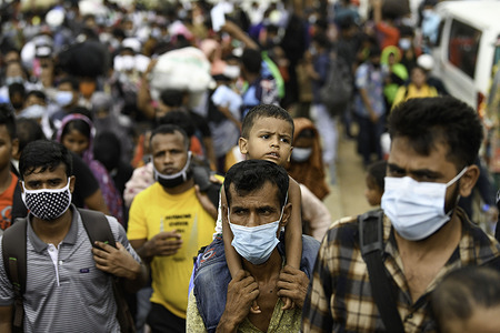 People return to their work areas in Dhaka after government relaxed the lockdown restrictions.
Thousands of Bangladeshi garment workers returned to Dhaka after the government relaxed the Lockdown restrictions for all export-oriented factories which were earlier imposed to curb the spread of Covid-19 at the Munsiganj ferry terminal outskirt of Dhaka.