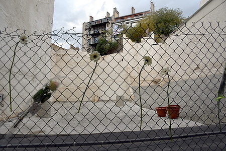 Flowers hanging from a fence at the site of the collapsed two buildings.
On November 5th, 2018, two buildings collapsed of the rue d'Aubagne, in the Noailles district, in Marseille. In this tragic accident, due to the dilapidated condition of their housing, eight people lost their lives.