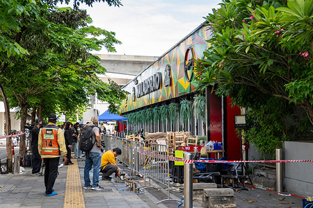 A wide view of the Rong Beer Na Lat Phrao pub from outside after the fire on Lat Phrao Road in Bangkok. The aftermath of a deadly fire at the Rong Beer Na Lat Phrao pub in Bangkok on 13 July 2026. The blaze killed at least 27 people and injured dozens. Authorities are investigating the cause of the fire.