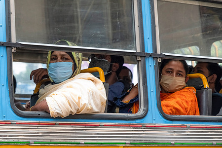People wearing facemasks as a preventive measure against the spread of covid-19 seen travelling in a bus.
West Bengal Govt has imposed partial lockdown in all over the state due to the increasing numbers of covid-19 cases and has stopped the local train services and restricted 50% bus & metro rail transport systems to curb the spread of covid-19 infection.