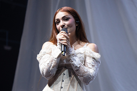 The singer Violeta Hódar performs during the festival INVERFEST at the Circo Price in Madrid.