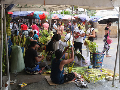 Quiapo vendors seen selling their palm fronds to buyers. Vendors in Quiapo make decorative palm fronds in preparations for Palm Sunday. Palm Sunday is the commemoration of triumphal entry of Jesus Christ at Jerusalem for Passover.