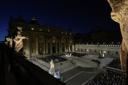 General view of St. Peter's Square and the Basilica.