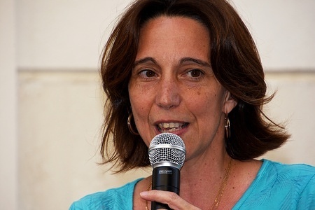 Sophie Camard speaks to her supporters during the rally.
Candidate of the 1st and 7th arrondissements of Marseille, Sophie Camard organised a rally in front of her campaign room to celebrate the end of her electoral campaign as she thanks supporters.