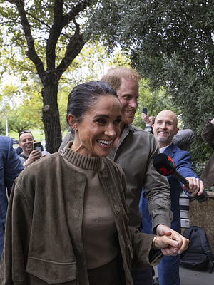 Prince Harry, Duke of Sussex and Meghan Markle, Duchess of Sussex seen arriving at Australian National Veterans Arts Museum. Prince Harry, Duke of Sussex, and Meghan, Duchess of Sussex, arrive at the Australian National Veterans Arts Museum in Melbourne, Australia, where they were greeted by a large media presence.