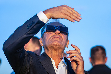 Prime Minister, Donald Tusk seen looking at the solar eclipse through filtered spectacles. On the evening of the 12th August, Prime Minister of the Republic of Poland, Donald Tusk, joins scientific observers and members of the public at the Copernicus Science Centre in Warsaw to watch a partial solar eclipse. At its maximum, the Moon obscures about 82% of the Sun as viewed from the Polish capital. Warsaw’s eclipse runs from approximately 19:14 until sunset at 20:06, reaching its maximum at 20:02. The roughly 82% figure refers to the Sun’s covered area; the eclipse magnitude was about 0.85.