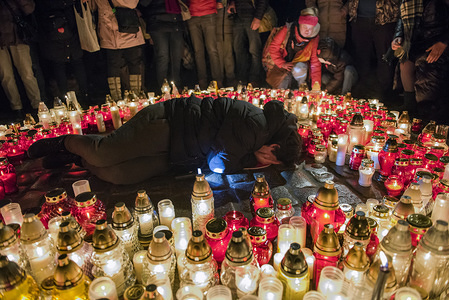 A man lay down in the center of the heart shaped candles performing the death of the late Gdansk mayor Paweł Adamowicz. A glowing heart of candles on the Castle Square was created by citizens of Warsaw on Wednesday evening. Once again, they paid tribute to Paweł Adamowicz, the murdered Mayor of the city of Gdańsk.