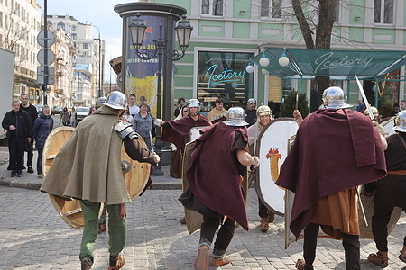 Representatives of the Odessa People's Church (Evangelical Christian Church) on Deribasovskaya Street, dressed as Roman legionnaires, rehearse a combat clash. Representatives of the Odessa People's Church (Evangelical Christian Church) rehearse the last days of Jesus Christ's life on Deribasovskaya Street, dressed as Roman legionnaires in anticipation of Easter. The reconstruction itself will take place on Sunday, April 5, 2026.