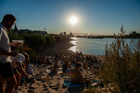 People are arriving at the riverbank to watch the eclipse. On the banks of the Waal River in Nijmegen, people gathered to watch the partial solar eclipse. The solar eclipse began at 7:16 PM, with 88% of the sun eclipsed by 8:11 PM. This is the largest partial solar eclipse the Netherlands has seen since 1999; the next one of this magnitude will be in 2081.