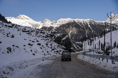 A vehicle moves along a partially snow-covered national highway leading to Ladakh during winter. Kashmir has witnessed a steady decline in winter precipitation, with recent winters recording significant snowfall deficits. Rising temperatures and shifting weather patterns are accelerating glacier melt and putting pressure on the Valley’s fragile ecosystem.