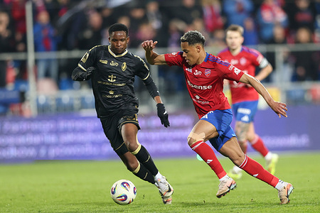 Paul Mukairu of Rakow Czestochowa (L) and Michael Ameyaw of Rakow Czestochowa (R) seen in action during Polish League PKO BP Ekstraklasa 2025/2026 football match between Rakow Czestochowa and Pogon Szczecin at Municipal Stadium (Czestochowa). Final score; Rakow Czestochowa 2:0 Pogon Szczecin.