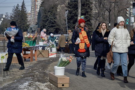 Street selling flowers in a supermarket on the eve of Women's Day.