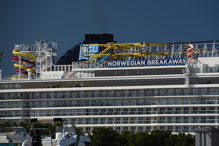 A view of the “Norwegian Breakaway” cruise ship in Marseille.
The Norwegian Breakaway and Norwegian Getaway, twin liners of the American company NCL, arrived together in the port of Marseille with no passengers on board and the crew reduced to a minimum due to the Covid-19 crisis.