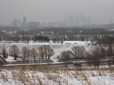 General view of Bolshoy Krylatsky Pond and Moscow City on a cloudy day.