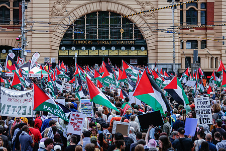 Pro-Palestinian protesters gather at Flinders Street Station in Melbourne. Thousands of pro-Palestinian supporters gathered in Melbourne to protest the visit of Israeli President Isaac Herzog, who has arrived in Sydney as part of his official trip to Australia. The demonstrations reflect opposition to Israel’s actions in Gaza and criticism of the Australian government’s decision to host the Israeli president.