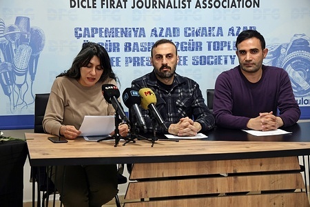 DFG member Diren Yurtsever is seen reading the "2025 Report on Human Rights Violations Against Journalists in Türkiye". Those next to her are DFG Co-Chairman Selman Cicek (M) and DFG executive Fahrettin Kilic. The Dicle Firat Journalists Association (DFG), headquartered in Diyarbakir and whose members are mostly Kurdish journalists, announced its "2025 Report on Human Rights Violations Against Journalists in Turkey" at a press conference. The report alleges that of the 105 journalists detained, 40 were arrested, 42 were subjected to ill-treatment, 22 were threatened, 48 were prevented from reporting, and as of January 5, 28 journalists were in prison.