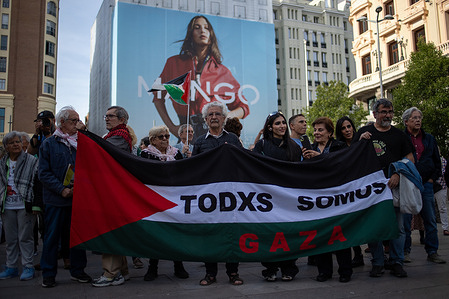 Demonstrators hold a banner with the slogan: "We are all Gaza" during the demonstration. An emergency demonstration was held in Madrid's Plaza de Callao to protest against the disruption and detention of ships belonging to the Sumud Global Flotilla. The Israeli army intercepted approximately thirty ships from the flotilla bound for Gaza in Cypriot waters.