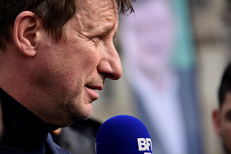 Yannick Jadot speaks to the press after the meeting.
Yannick Jadot candidate for the presidential election for the EELV party (ecologist party) had a public meeting in Marseille. He strongly criticized the attitude of President Macron who signed agreements with Russia concerning energy and especially gas. He pleaded for a reinforcement of the energy independence of France by the development of renewable energies produced on the national territory.