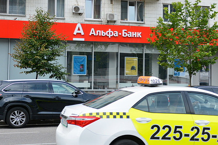 Cars pass near the branch of the Russian bank "Alfa-Bank" in Kyiv. The largest private bank "Alfa-Bank" is renamed "Sens Bank". The National Bank of Ukraine removed the Russian shareholders of "Alfa-Bank" from the management of the bank after the imposition of sanctions.