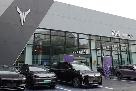 A Lantu car center with several Lantu vehicles parked in front, featuring the brand's distinctive logo and name in Chinese.