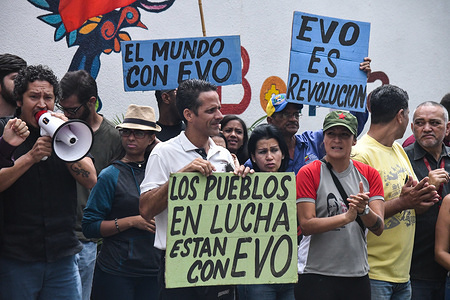 Supporters holding Placards outside the embassy during the protest.
Supporters of social movements and Venezuelan communist youth protest in support of former president, Evo Morales in front of the Bolivian embassy. The president of the country resigned after strong protests against his re-election and for refusing to conduct an audit of votes.