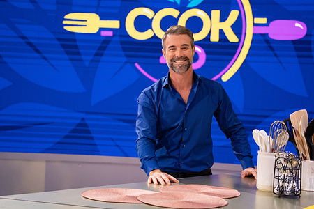 Flavio Montrucchio, the famous Italian actor, presents the TV show "Cook 40". "Cook 40" is a Rai 2 tv show.