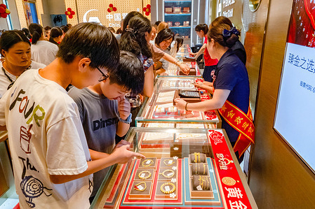 Shoppers flocked to the China Gold jewelry store in Geling Park Mall during China’s National Day and Mid-Autumn Festival holiday to buy gold jewelry as gifts for their families. Many consumers also viewed gold as a good investment amid rising prices, expecting its value to increase further.