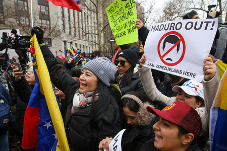 Protesters chant anti-Maduro slogans during a demonstration in front of Manhattan federal court. Dozens of Venezuelan protesters gathered in Columbus Park, New York, in front of Manhattan federal court, to celebrate Nicolás Maduro and Cilia Flores’s arrest and trial.