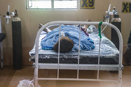 A woman who has been tested positive for COVID-19 seen lying on a bed inside the COVID-19 ward at Baruipur Super speciality hospital.
People of India are going through a crisis due to a shortage of beds and oxygen cylinders during the second wave of COVID-19 pandemic which is worse than the previous one.