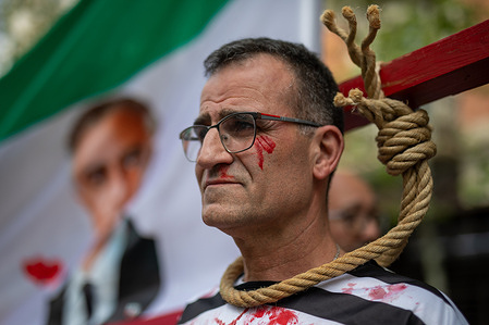 Protesters simulate being prisoners condemned to hang Iranian residents organized a demonstration outside the U.S. Embassy in Madrid to demand that the United States and President Donald Trump not cease their attacks against the Ayatollahs' regime.