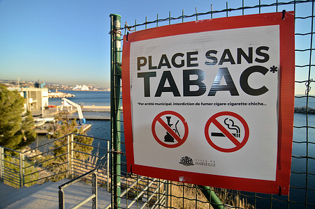 A no smoking sign seen on the beach. To strengthen the fight against tobacco and the protection of young people the Ministry of Labor, Health, Solidarity and Families announced a series of measures by establishing smoke-free areas from July 1, 2025. It will be prohibited to smoke in public parks, gardens and beaches bordering bathing waters, bus shelters, passenger waiting areas, schools, middle schools, high schools and other places intended for the reception, training or accommodation of minors, open spaces, libraries, swimming pools, stadiums and sports facilities.