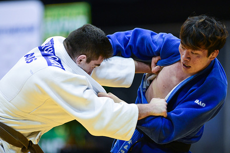 Seonghun Kim of STRA Judo (Right) in action against Tiberius Oasa of Zenbu in the Senior Men U81kg category of the 2020 Sydney International held at Quaycentre, Sydney Olympic Park. 
Kim won the match.