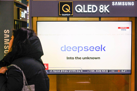 People look at a 24-hour Yonhap news TV broadcast at Seoul Railway Station showing a news broadcast with the Chinese artificial intelligence service DeepSeek. South Korea's foreign, trade and defense ministries on February 5 blocked access to the Chinese artificial intelligence (AI) service DeepSeek amid concerns about user data collection.
According to multiple ministry sources, access to the service has been restricted on ministry computers connected to external networks.