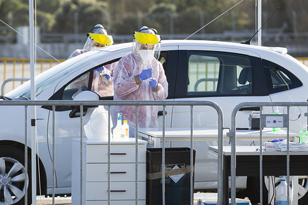 Workers test people in a car during the CoVid-19 “Drive Truh” model assembled in Matosinhos.
With the objective of hospital tests, in conditions of comfort and collective safety and relieving the flow of suspicions from hospital patients, these three entities managed, in the last 72 hours, to prepare the first screening center for CoVid-19 in “Drive Truh” model assembled in Portugal on 16 of March, 2020. The Minister of Health, Marta Temido, announced this Monday the first death in Portugal due to the coronavirus, 80-year-old man who died in the early afternoon at Hospital de Santa Maria.