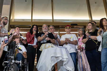 Families of the hostages expected to be released soon from Hamas captivity, together with former hostage Ohad Ben Ami, who was freed in a previous deal, recited the traditional Friday night blessing. Families of the hostages gathered at Hostages Square in Tel Aviv for what they hoped would be their last Friday dinner without their loved ones. They performed the “Kiddush,” a blessing to sanctify Shabbat and Jewish holidays, as many joined them in solidarity, counting the hours until the hostages’ expected release from Hamas captivity as part of the Trump Deal.