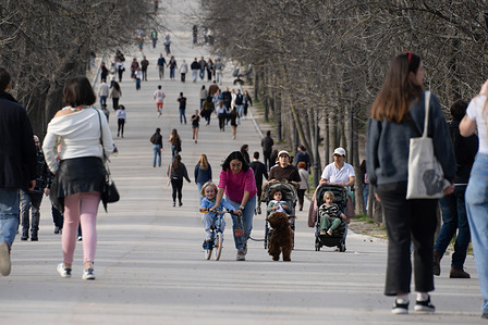People are seen walking in the vicinity of El Retiro Park in Madrid. This space has become one of the main green spaces in the Spanish capital, combining historical, cultural, and environmental value. Located in the heart of Madrid, this iconic space attracts thousands of visitors every day. Its gardens, monuments, and iconic pond reflect the cityís rich heritage. It also serves as a key venue for cultural and recreational activities throughout the year.