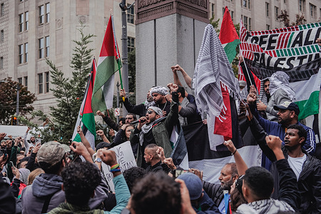 Protesters chant slogans during the demonstration. Thousands of demonstrators gathered in Westlake Park in downtown Seattle on Saturday to voice their opposition to further violence in the wake of the recent deadly attacks that took Israel by surprise just a week ago.
The demonstration aimed to shift the focus toward restoring human rights and providing humanitarian aid to the war-torn region of Gaza. This event came in response to the tragic incident that occurred on October 7, when armed fighters associated with the Palestinian military group Hamas infiltrated Israel, resulting in the loss of nearly 1,200 lives.