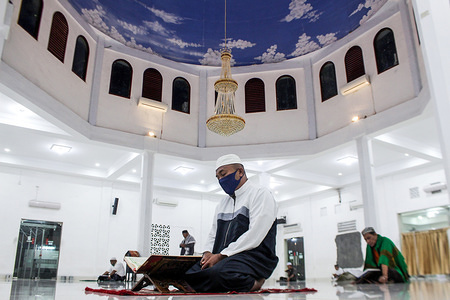 A Muslim reads the Koran and dhikr while performing i'tikaf at the Jamik Mosque during the Coronavirus (COVID-19) crisis.
Entering the last 10 nights of the holy month of Ramadan, Muslims will continue to increase their worship activities as in the previous year to achieve the night of glory (Lailatul Qadar) which is believed to be better than a thousand months by following health protocols such as wearing a mask and carrying one's own prayer rug.