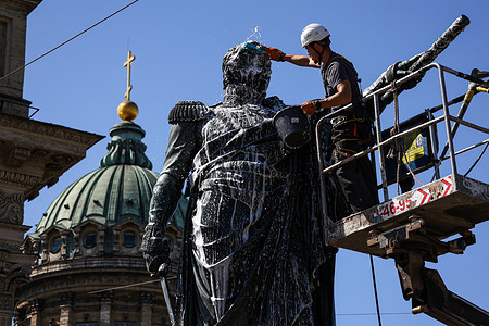 An employee of the Museum of Urban Sculpture seen during the washing of the monument to M. Kutuzov against the backdrop of the Kazan Cathedral in St. Petersburg. A monument to Russian Field Marshal Mikhail Kutuzov was washed on Kazan Square along Nevsky Prospekt in St. Petersburg as part of seasonal city cleaning. Specialists are preparing the city after winter, cleaning streets, bridges, facades, and monuments ahead of City Day. In 2025, St. Petersburg, Russia’s northern and cultural capital, will celebrate its 322nd anniversary.
