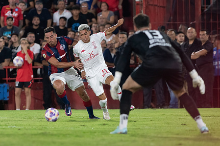 Juan Gauto (C) of Huracan and Gonzalo Luján Melli of San Lorenzo seen in action during a match between Huracan and San Lorenzo as part of Liga Profesional 2023 at Estadio Tomas Duco.
(Final score; Huracan 1:1 San Lorenzo)