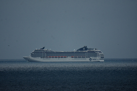 The MSC Orchestra cruise ship, denied access to the port by striking sailors aboard lifeboats, is adrift off the coast of Marseille. To denounce unfair competition from foreign-flagged companies on routes to Corsica and the Maghreb, striking sailors aboard lifeboats are blocking the northern entrance to the major seaport of Marseille, preventing access to the cruise ship MSC Orchestra.