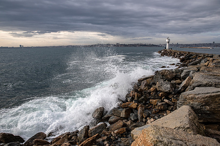 Waves hit the Inciburnu Lighthouse and its surroundings as an effect of the southwest wind.