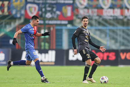 German Barkovskiy of Piast Gliwice (L) and Marcin Kaminski of Wisla Plock (R) seen in action during Polish League PKO BP Ekstraklasa 2025/2026 football match between Piast Gliwice and Wisla Plock at Municipal Stadium. Final score Piast Gliwice 1 : 0 Wisla Plock.