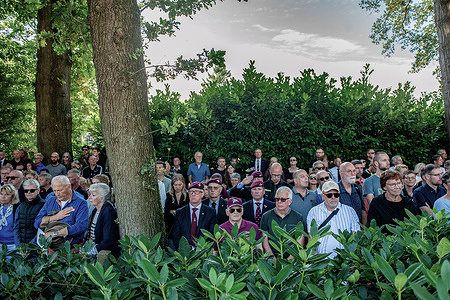 People take a minute of silence at the Arnhem Oosterbeek War Cemetery. At the Arnhem Oosterbeek War Cemetery, more than 1750 Allied soldiers were buried. As a part of the commemorations for the 80th anniversary of Operation Market Garden, a memorial service was held in the presence of WWII veterans, Anne, Princess Royal, and her husband Vice Admiral Sir Timothy Laurence.