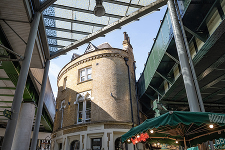Bridget Jones flat at 8 Bedale Street is on the first floor above the Globe Tavern, the apartment is a filming location of Bridget Jones Diary and other famous movies, Borough Market.