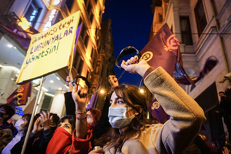 Students who were detained during the Bosphorus protests in Istanbul and later engaged in house arrest, took off their electronic bracelets and held them in their hands during the demonstration.
Several people have gathered in Taksim with an intention to do a night parade in honour of International Women's Day, 8th March however due to the gathering restriction from the Istanbul Governor, local police stopped the group from carrying out the parade. In response this, the group has walked from Taksim to Karaköy while demonstrating their feminist opinions.