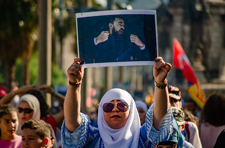 A woman is seen showing the portrait of Nasser Zafzafi in front of the manifestation of support for the prisoners of the Rif. More than 500 people from the Rif community in Barcelona have demonstrated to show their support for the political prisoners imprisoned by the Moroccan regime. The leader of the Rif protests, Naser Zafzafi was sentenced to 20 years in prison last June. The protests in support of the Rif began with the death of a vendor last October 2016.